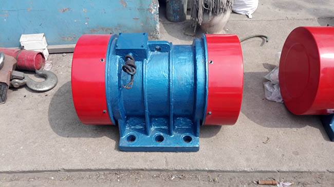 直線振動(dòng)篩所用振動(dòng)電機(jī)
