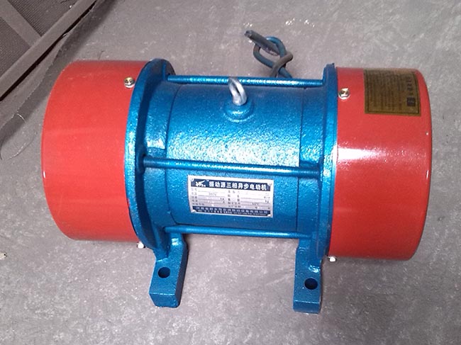 2臺(tái)YZU3-6振動(dòng)電機(jī)
