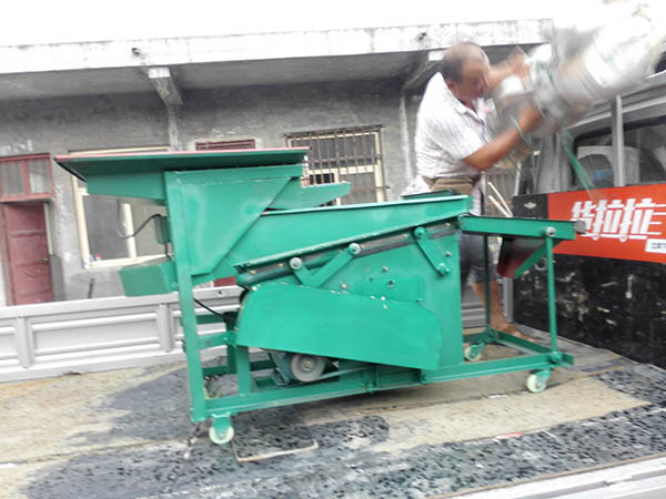 吉林小型黃豆篩選機(jī) 黃豆比重篩分機(jī) 黃豆除雜質(zhì)機(jī) 黃豆清理機(jī)