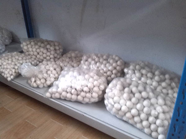 內(nèi)蒙張經(jīng)理在我們這里訂購了1萬個45mm篩機(jī)清網(wǎng)球發(fā)貨了