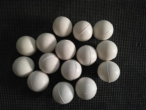 我公司多年來(lái)研制不同橡膠球，硅膠球，用于食品廠，飼料廠，振動(dòng)篩專用橡膠球，無(wú)毒無(wú)味，型號(hào)齊全，可按客戶指定定制。  膠球外觀及適用范圍： 　　1、發(fā)孔均勻，氣孔大小基本接近。 　　2、孔眼缺膠，深不大于3mm，深度2mm以下，每球不多于3個(gè)，缺膠面積總和不大于表面積的10%。 　　3、適用水溫：最高至140 ℃ 　　4、適用管材：銅管、不銹鋼管、鈦管。 　　5、膠球特性：軟、中軟、中硬、硬。  該振動(dòng)篩彈力球具有抗氧化，耐久不裂紋，不掉皮，耐腐蝕等性能！隨著國(guó)內(nèi)食品和醫(yī)藥行業(yè)的快速發(fā)展和要求，食品安全也引起了高度重視！食品級(jí)硅膠彈力球的大力應(yīng)用也是必然的趨勢(shì)！食品硅膠彈力球規(guī)格有：15mm，20mm，25mm，28mm，30mm，35mm，40mm，45mm！歡 迎新老用戶訂購(gòu)！  另我廠還生產(chǎn)各種橡膠制品有振動(dòng)篩和礦篩專用密封圈、密封條、橡膠彈簧、復(fù)合彈簧、大V、小V、橡膠球、硅膠球、聚氨脂膠球、硅膠圈、硅膠條、礦篩壓條、聚氨脂篩板等各種耐高溫密封橡膠制品、高耐油橡膠制品定做各種橡膠制品。 注：可以根據(jù)用戶的要求設(shè)計(jì)、定制大小、顏色、等等量大價(jià)優(yōu)。 可以根據(jù)用戶的要求重新設(shè)計(jì)顏色，尺寸，硬度，大小。