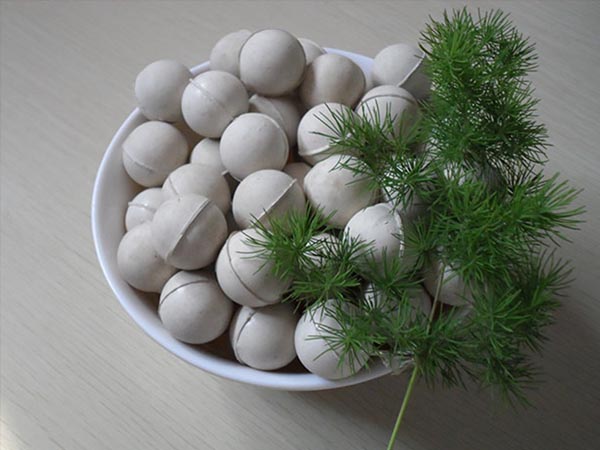 橡膠球 分普通橡膠球、硅橡膠球、聚氨酯橡膠球。 用于醫(yī)藥、礦產(chǎn)、機(jī)械、食品、金屬冶金.振動(dòng)篩等行業(yè)。  膠球外觀及適用范圍： 　　1、發(fā)孔均勻，氣孔大小基本接近。 　　2、孔眼缺膠，深不大于3mm，深度2mm以下，每球不多于3個(gè)，缺膠面積總和不大于表面積的10%。 　　3、適用水溫：最高至140 ℃ 　　4、適用管材：銅管、不銹鋼管、鈦管。 　　5、膠球特性：軟、中軟、中硬、硬。  該振動(dòng)篩彈力球具有抗氧化，耐久不裂紋，不掉皮，耐腐蝕等性能！隨著國內(nèi)食品和醫(yī)藥行業(yè)的快速發(fā)展和要求，食品安全也引起了高度重視！食品級(jí)硅膠彈力球的大力應(yīng)用也是必然的趨勢(shì)！食品硅膠彈力球規(guī)格有：15mm，20mm，25mm，28mm，30mm，35mm，40mm，45mm！歡 迎新老用戶訂購！  另我廠還生產(chǎn)各種橡膠制品有振動(dòng)篩和礦篩專用密封圈、密封條、橡膠彈簧、復(fù)合彈簧、大V、小V、橡膠球、硅膠球、聚氨脂膠球、硅膠圈、硅膠條、礦篩壓條、聚氨脂篩板等各種耐高溫密封橡膠制品、高耐油橡膠制品定做各種橡膠制品。 注：可以根據(jù)用戶的要求設(shè)計(jì)、定制大小、顏色、等等量大價(jià)優(yōu)。 可以根據(jù)用戶的要求重新設(shè)計(jì)顏色，尺寸，硬度，大小。