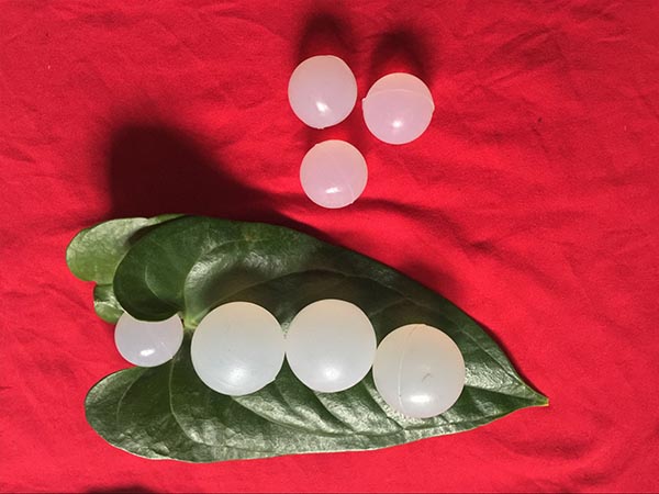 硅橡膠球具有彈性好，耐磨，耐高溫和不易脫落的優(yōu)點，主要適用于食品、醫(yī)藥、化工等對衛(wèi)生條件要求比較高行業(yè)物料的篩分。