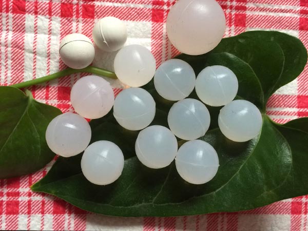 耐高溫12mm硅膠球適合硅油等介質(zhì)中使用，因?yàn)橄鹉z的材料很多