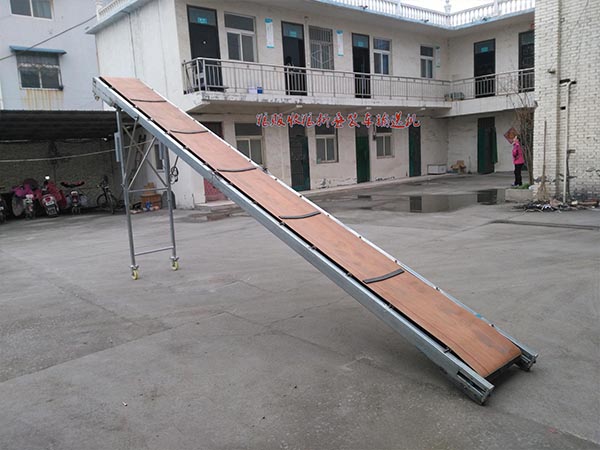 折疊式皮帶機(jī)輸送機(jī)設(shè)計(jì)輕巧、搬運(yùn)方便；配有移動(dòng)輪