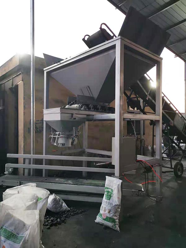 工作原理     1、提升機(jī)或者皮帶輸送機(jī)把煤塊、型煤送進(jìn)包裝機(jī)的進(jìn)料口（進(jìn)料口上下方各有一個(gè)限位開關(guān)，煤塊裝滿料倉時(shí)自動(dòng)關(guān)閉提升機(jī)或輸送機(jī)，防止煤塊溢出；當(dāng)煤塊少于一定量時(shí)會(huì)自動(dòng)開啟提升機(jī)或輸送機(jī)，繼續(xù)上料，該過程由控制系統(tǒng)自動(dòng)控制。）     2、煤塊經(jīng)過進(jìn)料口進(jìn)入喂料輸送帶，為了控制包裝速度和精度，喂料輸送帶分為高中低速度，高速為了產(chǎn)量，中速是過度低速是為了控制稱重的精度。     3、煤炭經(jīng)過喂料輸送帶進(jìn)入稱重料斗，當(dāng)稱重料斗達(dá)到指定重量后，喂料輸送帶停止喂料，包裝袋固定器自動(dòng)開啟，包裝袋落到封包輸送帶上，封包輸送帶把裝有煤炭的口袋開始向縫紉機(jī)運(yùn)行。     4、縫紉機(jī)把裝有煤塊的口袋自動(dòng)封口，包裝流程結(jié)束。