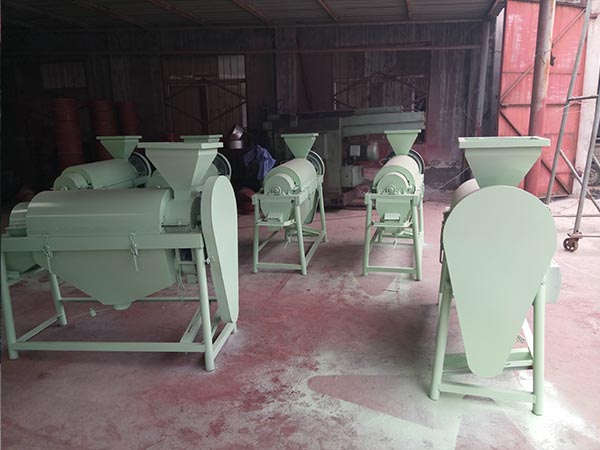 該機(jī)型采用振動(dòng)電機(jī)作振源，所需的振幅，振動(dòng)方向角調(diào)整方便，準(zhǔn)確，不怕雨淋；耐高溫、低溫，可靠性強(qiáng)。提升機(jī)機(jī)構(gòu)緊湊，配置靈活，易于維護(hù)保養(yǎng)，既可固定又可移動(dòng)，更好的適應(yīng)不同的工作環(huán)境，可選雙筒提升機(jī)，有效防止下落糧食進(jìn)入從動(dòng)輪，從而大大降低擠壓破碎.彎管全部采用機(jī)械咬口技術(shù)，杜絕焊接缺陷，密封好，耐磨損，經(jīng)久耐用；