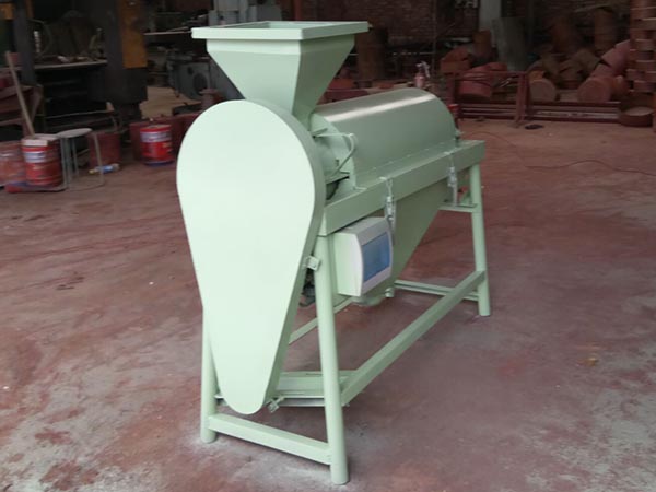 拋光機廣泛用于種子加工和農(nóng)副產(chǎn)品處理行業(yè)，對豆類、小麥、谷物、綠豆、棉籽、大豆、瓜子、蠶豆、麻籽、花生果、花生米、黃豆、麻子、南瓜子、紅小豆、油菜籽、亞麻籽、玉米、大米、稻米、高粱、大麥、黑麥、青稞、小豆等農(nóng)作物具有良好的拋光效果，特別對清選過的豆類谷物效果更好。用糧食拋光機加工過的產(chǎn)品光亮剔透，光潔度好，使物料的品質(zhì)得到進一步的提高谷物糧食拋光機小型青稞大豆去霉拋光機  建達小型糧食拋光機是目前一款新型簡易式谷物清潔加工設備。該設備于谷物去芒、谷物拋光、去除谷物霉點等多種功能為一體。經(jīng)過反復試驗操作，該設備達到功率低，生產(chǎn)量大，操作簡單，工作現(xiàn)場無粉塵，移動方便，拋光處理效果好等特點，深受糧食加工用戶的歡迎