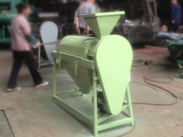 拋光機(jī)廠家熱銷多功能小麥玉去塵機(jī) 打磨機(jī)除霉拋亮糧食拋光機(jī)也叫谷物拋光機(jī)適用于種子加工和農(nóng)副產(chǎn)品處理行業(yè)，對豆類、小麥、谷物、綠豆、大豆、黃豆、紅小豆、玉米、大米、稻米、高粱、大麥、黑麥、青稞、小豆、松子、榛子等糧食作物及堅(jiān)果類有很好的拋光效果，特別對清選過的豆類谷物效果更佳。  芒機(jī)多功能小麥玉米去塵機(jī) 打磨機(jī)除霉拋亮糧食拋光機(jī)也叫谷物拋光機(jī)適用于種子加工和農(nóng)副產(chǎn)品處理行業(yè)，對豆類、小麥、谷物、綠豆、大豆、黃豆、紅小豆、玉米、大米、稻米、高粱、大麥、黑麥、青稞、小豆、松子、榛子等糧食作物及堅(jiān)果類有很好的拋光效果，特別對清選過的豆類谷物效果更佳。