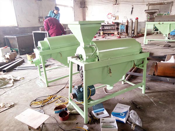 拋光機支持定制該機具有設計精密合理、移動方便、性能平穩(wěn)、生產(chǎn)效率高、破碎率低、易操作外觀精美等優(yōu)點，本公司糧食拋光機全部采用優(yōu)質的材料：電機為100%全銅線電機，一毫米鍍鋅篩網(wǎng)，機軸用無縫鋼管加工而成。拋光機目前主要有三種型號，1噸、5噸、10噸、配置2.2kw，7.5kw，11kw電機。  設備用途: 1：種子加工前一道去芒設備， 2：五谷雜糧表面去除灰塵， 3：增加五谷雜糧表面光潔度亮度， 4: 去除五谷雜糧表面霉點。
