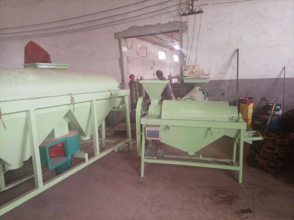 拋光機(jī)，移動方便，電壓可選擇380V或220V三相電或單相電，產(chǎn)品規(guī)格及技術(shù)參數(shù)︰去除五谷雜糧表面霉點每小時生產(chǎn)10噸大型尺寸∶2800*1350*1600每小時生產(chǎn)1.5噸小型尺寸:1500*600*1300每小時生產(chǎn)5噸的中型尺寸:2800*700*1600  適用范圍∶谷物拋光機(jī)廣泛用于種子加工和農(nóng)副產(chǎn)品處理行業(yè)，對豆類、小麥、谷物、綠豆、棉籽、大豆、瓜子、蠶豆、蓖麻籽、花生果、花生米、黃豆、麻子、南瓜子、紅小豆、油菜籽、亞麻籽、玉米、大米、稻米、高粱、大麥、黑麥、青稞、小豆等農(nóng)作物具有良好的拋光效果，特別對清選過的豆類谷物效果更好。