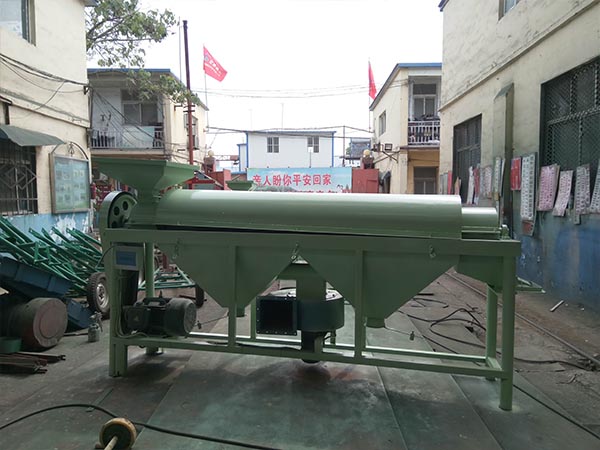 拋光機(jī)，移動方便，電壓可選擇380V或220V三相電或單相電，產(chǎn)品規(guī)格及技術(shù)參數(shù)︰去除五谷雜糧表面霉點每小時生產(chǎn)10噸大型尺寸∶2800*1350*1600每小時生產(chǎn)1.5噸小型尺寸:1500*600*1300每小時生產(chǎn)5噸的中型尺寸:2800*700*1600  適用范圍∶谷物拋光機(jī)廣泛用于種子加工和農(nóng)副產(chǎn)品處理行業(yè)，對豆類、小麥、谷物、綠豆、棉籽、大豆、瓜子、蠶豆、蓖麻籽、花生果、花生米、黃豆、麻子、南瓜子、紅小豆、油菜籽、亞麻籽、玉米、大米、稻米、高粱、大麥、黑麥、青稞、小豆等農(nóng)作物具有良好的拋光效果，特別對清選過的豆類谷物效果更好。