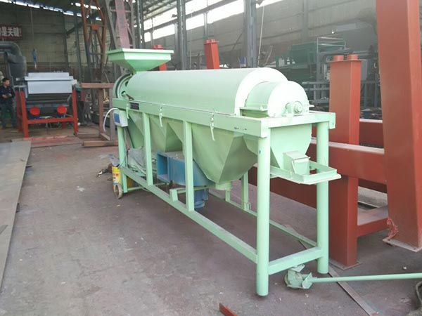移動(dòng)方便，電壓可選擇380V或220V三相電或單相電，產(chǎn)品規(guī)格及技術(shù)參數(shù)︰去除五谷雜糧表面霉點(diǎn)每小時(shí)生產(chǎn)10噸大型尺寸∶2800*1350*1600每小時(shí)生產(chǎn)1.5噸小型尺寸:1500*600*1300每小時(shí)生產(chǎn)5噸的中型尺寸:2800*700*1600  適用范圍∶谷物拋光機(jī)廣泛用于種子加工和農(nóng)副產(chǎn)品處理行業(yè)，對(duì)豆類、小麥、谷物、綠豆、棉籽、大豆、瓜子、蠶豆、蓖麻籽、花生果、花生米、黃豆、麻子、南瓜子、紅小豆、油菜籽、亞麻籽、玉米、大米、稻米、高粱、大麥、黑麥、青稞、小豆等農(nóng)作物具有良好的拋光效果，特別對(duì)清選過的豆類谷物效果更好。
