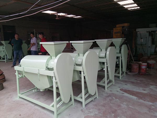 拋光機(jī)又叫糧食拋光機(jī)，是我公司根據(jù)谷物實(shí)際情況研發(fā)制造的一種多功能糧食去芒、拋光、去除霉點(diǎn)的新型糧食設(shè)備。本設(shè)備功率低，生產(chǎn)量大，操作簡(jiǎn)單，工作現(xiàn)場(chǎng)無粉塵，移動(dòng)方便，拋光處理。  拋光機(jī)是根據(jù)螺旋軸的旋轉(zhuǎn)使物料在流態(tài)化地過程中使物料相互置換運(yùn)動(dòng)與固定在螺旋軸上的 棉布互相摩擦，使物料達(dá)到理想的拋光效果。谷物拋光機(jī)廣泛用于種子加工和農(nóng)副產(chǎn)品處理行業(yè)，對(duì)豆類、小麥、谷物、綠豆、棉籽、大豆、瓜子、蠶豆、蓖麻籽、花生果、花生米、黃豆、麻子、南瓜子、紅小豆、油菜籽、亞麻籽、玉米、大米、稻米、高粱、大麥、黑麥、青稞、小豆等農(nóng)作物具有良好的拋光效果，特別對(duì)清選過的豆類谷物效果更好。用糧食拋光機(jī)加工過的產(chǎn)品光亮剔透，光潔度好，使物料的品質(zhì)得到進(jìn)一步的提高。