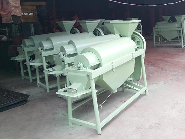 該機型采用振動電機作振源，所需的振幅，振動方向角調(diào)整方便，準確，不怕雨淋；耐高溫、低溫，可靠性強。 提升機機構(gòu)緊湊，配置靈活，易于維護保養(yǎng)，既可固定又可移動，更好的適應(yīng)不同的工作環(huán)境， 可選雙筒提升機，有效防止下落糧食進入從動輪，從而大大降低擠壓破碎. 彎管全部采用機械咬口技術(shù)，焊接缺陷，密封好，耐磨損，；  合理的旋風(fēng)除塵結(jié)構(gòu)，并加裝配合嚴密的回轉(zhuǎn)式卸灰閥，減少漏風(fēng)量，提高了除塵效率，使工作環(huán)境更清潔環(huán)保。 選用的清篩橡膠球，具有高彈，耐寒，耐老化等特點，在冬季依然能有效清篩，提高篩片的通透率 適用范圍廣，可用于種子加工和農(nóng)副產(chǎn)品處理行業(yè)，對谷物種子，林木種子，牧草種子，油料種子，雜糧和商品糧等，均有良好的清選效果，農(nóng)副產(chǎn)品的出口加工（如紅小豆，黃豆，綠豆，葵花籽，瓜子等）亦可使用。