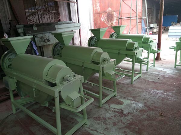 該機型采用振動電機作振源，所需的振幅，振動方向角調(diào)整方便，準確，不怕雨淋；耐高溫、低溫，可靠性強。 提升機機構(gòu)緊湊，配置靈活，易于維護保養(yǎng)，既可固定又可移動，更好的適應(yīng)不同的工作環(huán)境， 可選雙筒提升機，有效防止下落糧食進入從動輪，從而大大降低擠壓破碎. 彎管全部采用機械咬口技術(shù)，焊接缺陷，密封好，耐磨損，；  合理的旋風(fēng)除塵結(jié)構(gòu)，并加裝配合嚴密的回轉(zhuǎn)式卸灰閥，減少漏風(fēng)量，提高了除塵效率，使工作環(huán)境更清潔環(huán)保。 選用的清篩橡膠球，具有高彈，耐寒，耐老化等特點，在冬季依然能有效清篩，提高篩片的通透率 適用范圍廣，可用于種子加工和農(nóng)副產(chǎn)品處理行業(yè)，對谷物種子，林木種子，牧草種子，油料種子，雜糧和商品糧等，均有良好的清選效果，農(nóng)副產(chǎn)品的出口加工（如紅小豆，黃豆，綠豆，葵花籽，瓜子等）亦可使用。