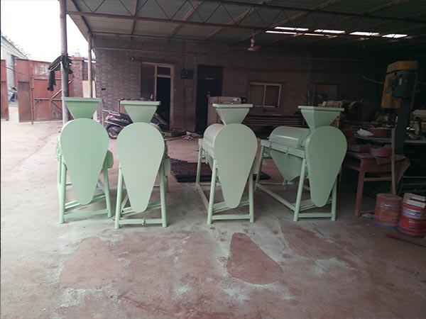 谷物拋光機(jī)廣泛用于種子加工和農(nóng)副產(chǎn)品處理行業(yè)，對(duì)豆類、小麥、谷物、綠豆、棉籽、大豆、瓜子、蠶豆、蓖麻籽、花生果、花生米、黃豆、麻子、南瓜子、紅小豆、油菜籽、亞麻籽、玉米、大米、稻米、高粱、大麥、黑麥、青稞、小豆等農(nóng)作物具有良好的拋光效果，用糧食拋光機(jī)加工過的產(chǎn)品光亮剔透，光潔度好，使物料的品質(zhì)得到進(jìn)一步的提高。  拋光機(jī)又叫糧食拋光機(jī)，是根據(jù)谷物實(shí)際情況研發(fā)制造的一種多功能糧食去芒、拋光、去除霉點(diǎn)的新型糧食設(shè)備。本設(shè)備功率低，生產(chǎn)量大，操作簡(jiǎn)單，工作現(xiàn)場(chǎng)無粉塵，移動(dòng)方便，拋光處理效果好，深得客戶一致好評(píng)。
