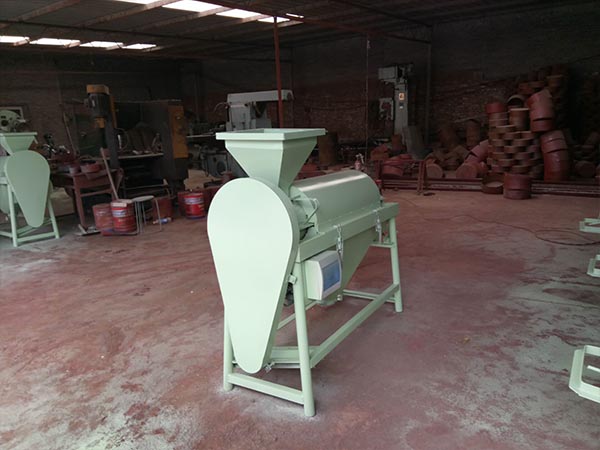 谷物拋光機(jī)廣泛用于種子加工和農(nóng)副產(chǎn)品處理行業(yè)，對(duì)豆類、小麥、谷物、綠豆、棉籽、大豆、瓜子、蠶豆、蓖麻籽、花生果、花生米、黃豆、麻子、南瓜子、紅小豆、油菜籽、亞麻籽、玉米、大米、稻米、高粱、大麥、黑麥、青稞、小豆等農(nóng)作物具有良好的拋光效果，用糧食拋光機(jī)加工過的產(chǎn)品光亮剔透，光潔度好，使物料的品質(zhì)得到進(jìn)一步的提高。  拋光機(jī)又叫糧食拋光機(jī)，是根據(jù)谷物實(shí)際情況研發(fā)制造的一種多功能糧食去芒、拋光、去除霉點(diǎn)的新型糧食設(shè)備。本設(shè)備功率低，生產(chǎn)量大，操作簡(jiǎn)單，工作現(xiàn)場(chǎng)無粉塵，移動(dòng)方便，拋光處理效果好，深得客戶一致好評(píng)。