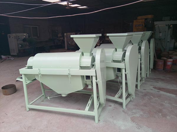 中型水拉稻拋光機(jī)-耐爾特機(jī)械5噸水淹稻除塵機(jī)-水稻拋光機(jī)生產(chǎn)廠家-稻種打芒機(jī)東北地區(qū)今年的水稻很多都被水淹，水退卻之后水稻表面黑乎乎的，賣(mài)相不好影響售賣(mài)，這樣水稻價(jià)格賣(mài)不上去，也有的收糧點(diǎn)專(zhuān)門(mén)收購(gòu)水拉稻，經(jīng)過(guò)加工之后在售賣(mài)，這樣賣(mài)的價(jià)格比較高，怎樣進(jìn)行加工處理，把水稻表面的去清理掉，其實(shí)很簡(jiǎn)單現(xiàn)在大多數(shù)農(nóng)戶(hù)都在選用水拉稻拋光機(jī)。  經(jīng)過(guò)摩擦拋光之后水稻表面的塵土?xí)ㄟ^(guò)抽塵風(fēng)機(jī)抽出，只要是我們用手能搓掉的，經(jīng)過(guò)拋光機(jī)摩擦拋光之后變得干凈，不影響農(nóng)戶(hù)售賣(mài)，對(duì)于水拉稻拋光機(jī)東北地區(qū)大多農(nóng)戶(hù)選用的是中型5噸和大型10噸，產(chǎn)量大速度快，不僅可用于水拉稻的拋光，還可用于稻種打芒，用戶(hù)可根據(jù)產(chǎn)量需求選用，詳情可來(lái)電咨詢(xún)。