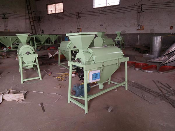 中型水拉稻拋光機(jī)-耐爾特機(jī)械5噸水淹稻除塵機(jī)-水稻拋光機(jī)生產(chǎn)廠家-稻種打芒機(jī)東北地區(qū)今年的水稻很多都被水淹，水退卻之后水稻表面黑乎乎的，賣(mài)相不好影響售賣(mài)，這樣水稻價(jià)格賣(mài)不上去，也有的收糧點(diǎn)專(zhuān)門(mén)收購(gòu)水拉稻，經(jīng)過(guò)加工之后在售賣(mài)，這樣賣(mài)的價(jià)格比較高，怎樣進(jìn)行加工處理，把水稻表面的去清理掉，其實(shí)很簡(jiǎn)單現(xiàn)在大多數(shù)農(nóng)戶(hù)都在選用水拉稻拋光機(jī)。  經(jīng)過(guò)摩擦拋光之后水稻表面的塵土?xí)ㄟ^(guò)抽塵風(fēng)機(jī)抽出，只要是我們用手能搓掉的，經(jīng)過(guò)拋光機(jī)摩擦拋光之后變得干凈，不影響農(nóng)戶(hù)售賣(mài)，對(duì)于水拉稻拋光機(jī)東北地區(qū)大多農(nóng)戶(hù)選用的是中型5噸和大型10噸，產(chǎn)量大速度快，不僅可用于水拉稻的拋光，還可用于稻種打芒，用戶(hù)可根據(jù)產(chǎn)量需求選用，詳情可來(lái)電咨詢(xún)。