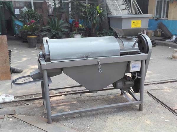 該機具有外型美觀、設(shè)計合理、移動方便、工作可靠、通用性好運轉(zhuǎn)、效率高、破碎低、易操作外型美觀、內(nèi)部設(shè)備保護性強；高密度網(wǎng)孔前門及后門，同時解決設(shè)備保護、通風(fēng)散熱等方面的使用要求；結(jié)構(gòu)穩(wěn)固，尺寸精密，組合式設(shè)計，安裝容易；內(nèi)部托盤可根據(jù)用戶要求自由上下調(diào)整；上部和下部走線通道均可關(guān)閉；四風(fēng)扇設(shè)計為柜體內(nèi)設(shè)備散熱提供保障；可快速拆卸的左右側(cè)門；可同時安裝腳輪和支撐腳；齊全的可選配件。  拋光機具有設(shè)計合理、移動方便、工作可靠、通用性好運轉(zhuǎn)平穩(wěn)、效率高、破碎低、易操作外型美觀，內(nèi)部設(shè)備保護性強；高密度網(wǎng)孔前門及后門，同時解決設(shè)備保護。通風(fēng)散熱等方面的使用要求：結(jié)構(gòu)穩(wěn)固，尺寸精密，組合式設(shè)計，安裝容易，內(nèi)部托盤可根據(jù)用戶的要求自由上下調(diào)整;上部和下部走線通道均可關(guān)閉：四風(fēng)扇設(shè)計為柜體內(nèi)設(shè)備散熱提供保障：可快速拆卸的左右側(cè)門；可同時安裝腳輪和支撐腳；齊全的可選配件。