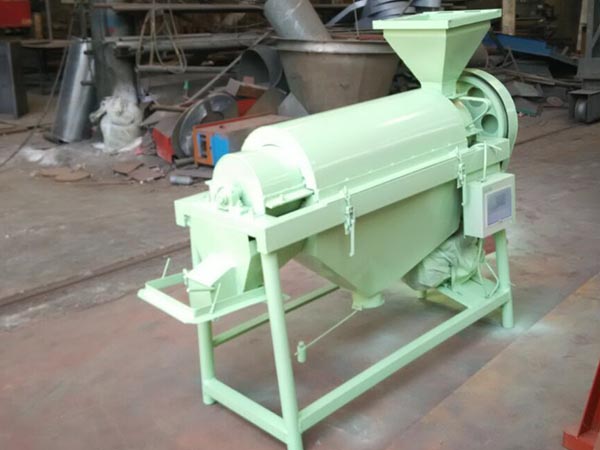 拋光機 豆類提亮拋光機 廣泛用于種子加工和農(nóng)副產(chǎn)品處理行業(yè)，對豆類、小麥、谷物、綠豆、棉籽、大豆、瓜子、蠶豆、麻籽、花生果、花生米、黃豆、麻子、南瓜子、紅小豆、油菜籽、亞麻籽、玉米、大米、稻米、高粱、大麥、黑麥、青稞、小豆等農(nóng)作物具有良好的拋光效果，特別對清選過的豆類谷物效果更好。用糧食拋光機加工過的產(chǎn)品光亮剔透，光潔度好，使物料的品質(zhì)得到進一步的提高。  設(shè)備用途  1. 種子加工前一道去芒設(shè)備； 2. 五谷雜糧表面去除灰塵； 3. 增加五谷雜糧表面光潔度亮度； 4. 去除五谷雜糧表面霉點。